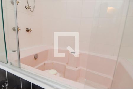 Casa à venda com 650m², 5 quartos e 6 vagasBanheiro da Suíte 1