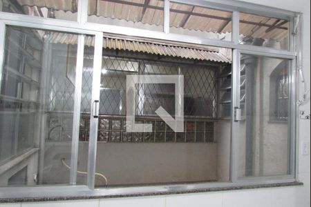 Apartamento para alugar com 65m², 2 quartos e 1 vagaDetalhe da Cozinha - Janelas Grandes