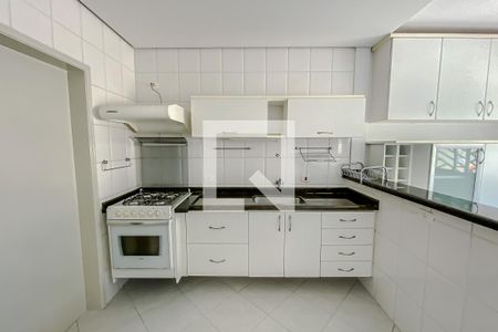 Casa de condomínio à venda com 188m², 3 quartos e 3 vagas Casa de condomínio à venda com 188m², 3 quartos e 3 vagasCozinha