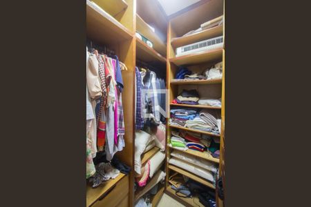 Casa à venda com 410m², 4 quartos e 6 vagasCloset Suíte 2