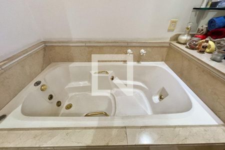 Apartamento para alugar com 421m², 2 quartos e 4 vagas Apartamento para alugar com 421m², 2 quartos e 4 vagasBanheiro da Suíte 2