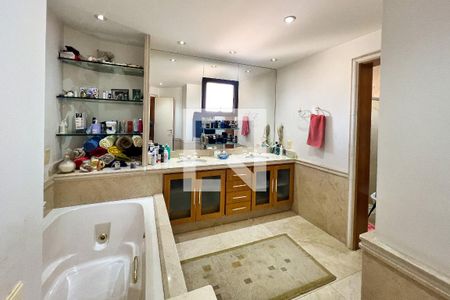 Apartamento para alugar com 421m², 2 quartos e 4 vagas Apartamento para alugar com 421m², 2 quartos e 4 vagasBanheiro da Suíte 2