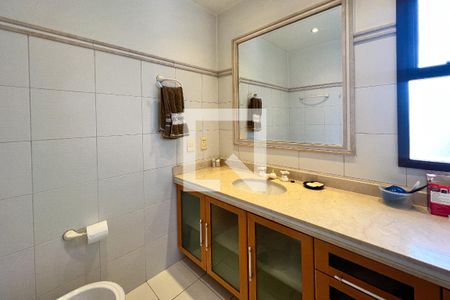 Apartamento para alugar com 421m², 2 quartos e 4 vagas Apartamento para alugar com 421m², 2 quartos e 4 vagasBanheiro da Suíte 1