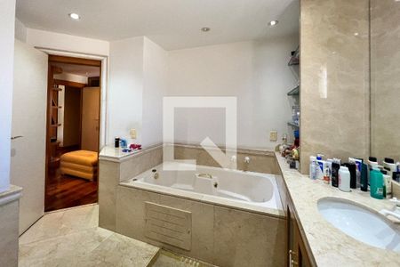 Apartamento para alugar com 421m², 2 quartos e 4 vagas Apartamento para alugar com 421m², 2 quartos e 4 vagasBanheiro da Suíte 2