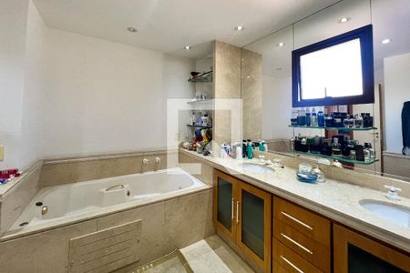 Apartamento para alugar com 421m², 2 quartos e 4 vagas Apartamento para alugar com 421m², 2 quartos e 4 vagasBanheiro da Suíte 2