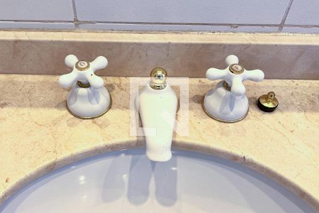 Apartamento para alugar com 421m², 2 quartos e 4 vagas Apartamento para alugar com 421m², 2 quartos e 4 vagasBanheiro da Suíte 1