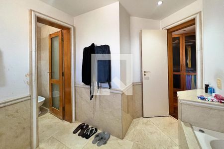 Apartamento para alugar com 421m², 2 quartos e 4 vagas Apartamento para alugar com 421m², 2 quartos e 4 vagasBanheiro da Suíte 2