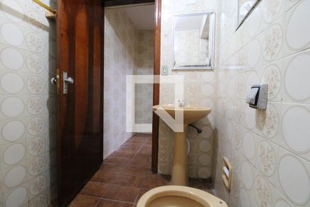 Banheiro de casa para alugar com 1 quarto, 40m² em Vila Campo Grande, São Paulo