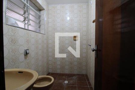 Banheiro de casa para alugar com 1 quarto, 40m² em Vila Campo Grande, São Paulo