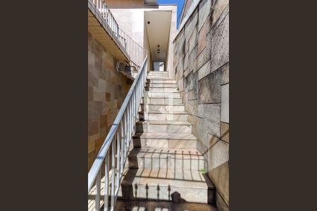 Casa à venda com 180m², 3 quartos e 2 vagasEscada Entrada