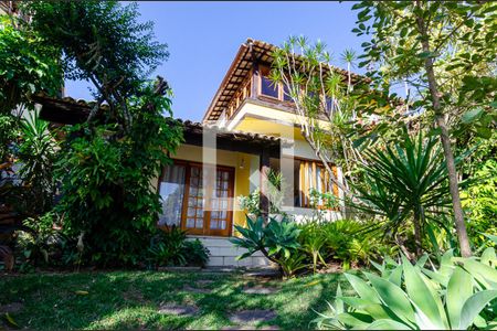 Casa à venda com 290m², 4 quartos e 4 vagasFachada