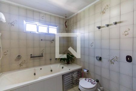 Casa à venda com 460m², 4 quartos e 5 vagasBanheiro da Suíte 2