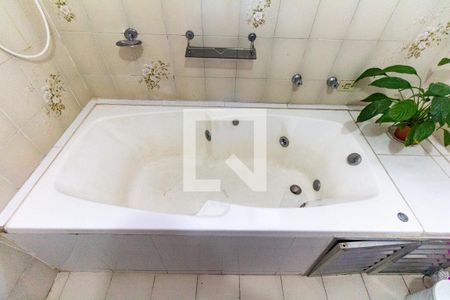 Casa à venda com 460m², 4 quartos e 5 vagasBanheiro da Suíte 2