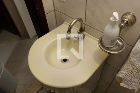 Casa à venda com 220m², 4 quartos e 4 vagasBanheiro Social