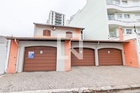 Casa à venda com 450m², 3 quartos e 3 vagas Casa à venda com 450m², 3 quartos e 3 vagasFachada