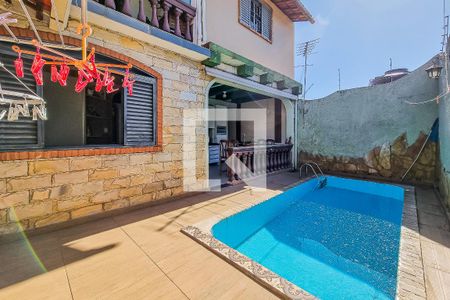 Casa à venda com 380m², 4 quartos e 2 vagas Casa à venda com 380m², 4 quartos e 2 vagasPiscina