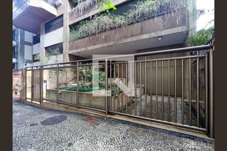 Apartamento à venda com 300m², 5 quartos e 4 vagasFachada e portaria