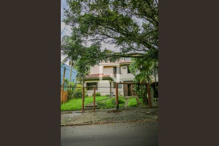 Casa de condomínio à venda com 220m², 5 quartos e 2 vagasFachada da casa