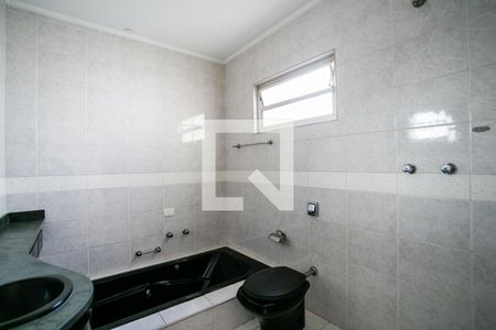 Casa à venda com 300m², 3 quartos e 6 vagasBanheiro da suíte 1