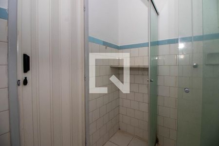 Banheiro de kitnet/studio para alugar com 1 quarto, 27m² em Floresta, Porto Alegre