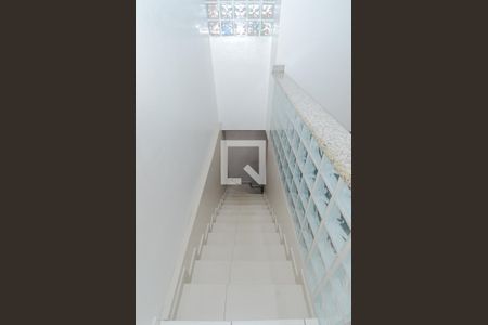 Casa à venda com 169m², 3 quartos e 2 vagasEscada de Entrada 