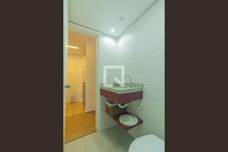 Banheiro  de kitnet/studio para alugar com 1 quarto, 38m² em Centro Cívico, Curitiba