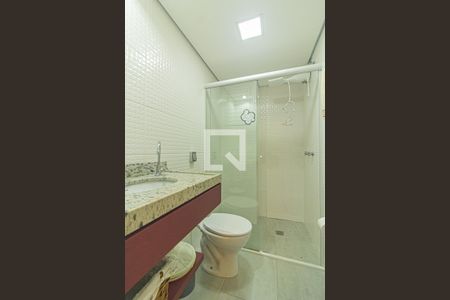 Banheiro  de kitnet/studio para alugar com 1 quarto, 38m² em Centro Cívico, Curitiba