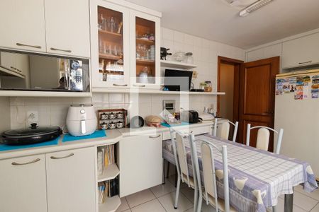 Apartamento à venda com 302m², 3 quartos e 2 vagas Apartamento à venda com 302m², 3 quartos e 2 vagasCozinha - Armários