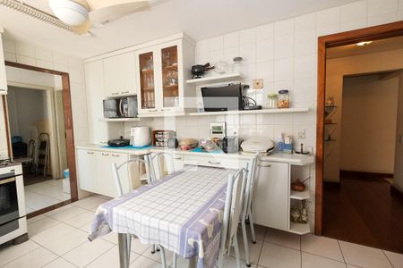 Apartamento à venda com 302m², 3 quartos e 2 vagas Apartamento à venda com 302m², 3 quartos e 2 vagasCozinha - Armários