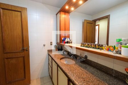 Apartamento à venda com 302m², 3 quartos e 2 vagas Apartamento à venda com 302m², 3 quartos e 2 vagasBanheiro Corredor