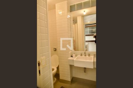 Apartamento à venda com 210m², 3 quartos e 1 vaga Apartamento à venda com 210m², 3 quartos e 1 vagaBanheiro de Serviço