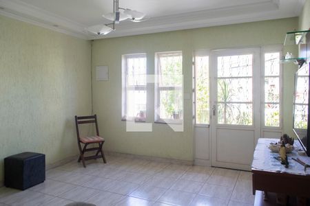 Casa à venda com 240m², 2 quartos e 3 vagas Casa à venda com 240m², 2 quartos e 3 vagasSala