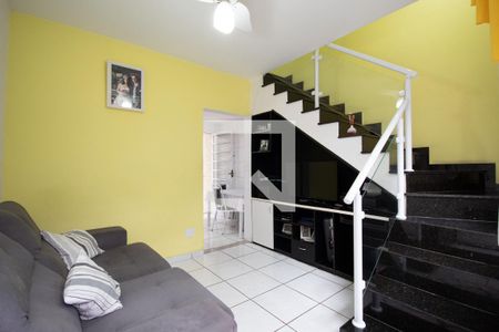 Sala de casa de condomínio à venda com 2 quartos, 56m² em Santa Maria, Osasco