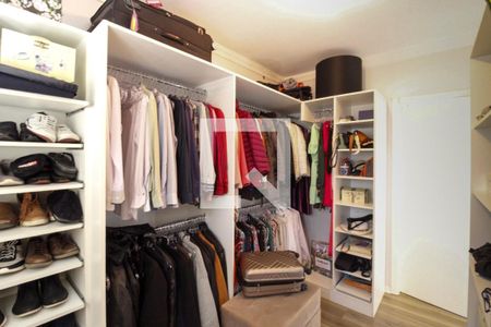 Casa à venda com 300m², 4 quartos e 4 vagas Casa à venda com 300m², 4 quartos e 4 vagasCloset da suíte