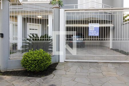 Casa à venda com 300m², 4 quartos e 4 vagas Casa à venda com 300m², 4 quartos e 4 vagasFachada