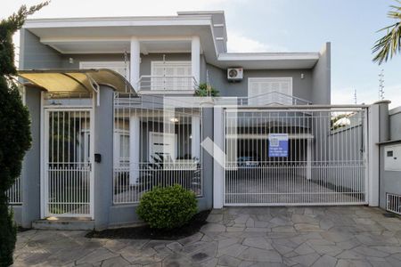 Casa à venda com 300m², 4 quartos e 4 vagas Casa à venda com 300m², 4 quartos e 4 vagasFachada