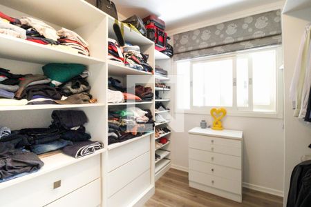 Casa à venda com 300m², 4 quartos e 4 vagas Casa à venda com 300m², 4 quartos e 4 vagasCloset da suíte