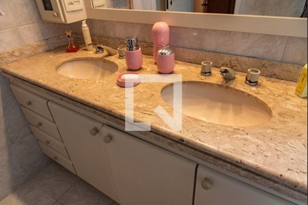 Apartamento à venda com 115m², 3 quartos e 2 vagasBanheiro da suíte