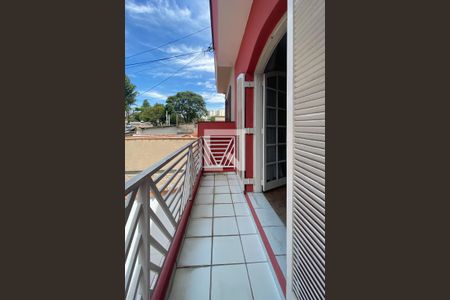 Casa à venda com 210m², 3 quartos e 2 vagas Casa à venda com 210m², 3 quartos e 2 vagasSacada do Quarto 1