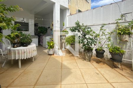 Casa à venda com 210m², 3 quartos e 2 vagas Casa à venda com 210m², 3 quartos e 2 vagasQuintal