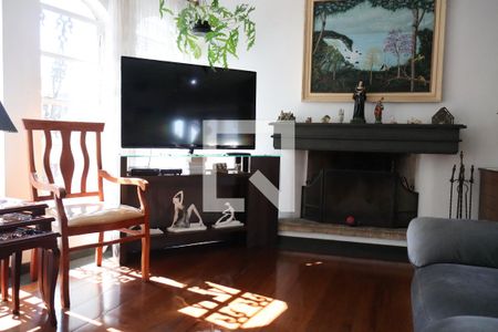 Casa à venda com 500m², 4 quartos e 3 vagas Casa à venda com 500m², 4 quartos e 3 vagasSala