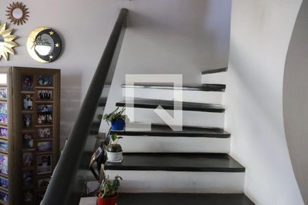 Casa à venda com 500m², 4 quartos e 3 vagas Casa à venda com 500m², 4 quartos e 3 vagasEscada