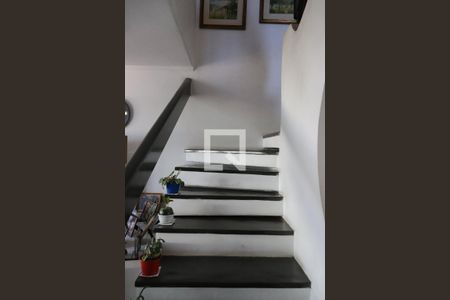 Casa à venda com 500m², 4 quartos e 3 vagas Casa à venda com 500m², 4 quartos e 3 vagasEscada