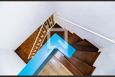 Casa à venda com 130m², 3 quartos e 3 vagas Casa à venda com 130m², 3 quartos e 3 vagasEscada