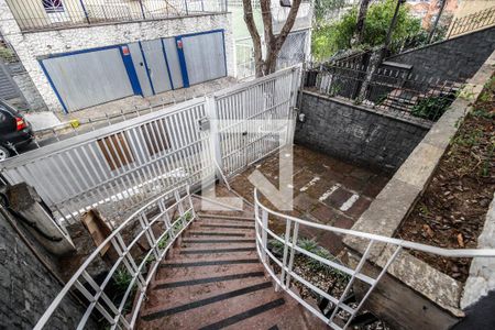 Casa à venda com 250m², 3 quartos e 3 vagasEscada