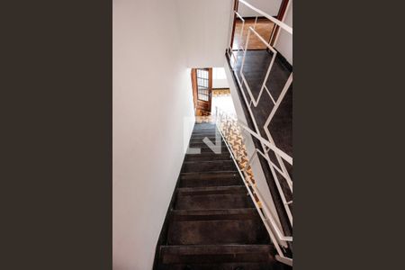 Casa à venda com 250m², 3 quartos e 3 vagasEscada