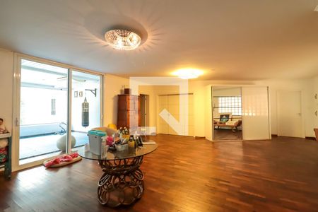 Casa à venda com 1200m², 6 quartos e sem vagaAcesso às Suítes