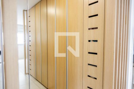 Apartamento à venda com 120m², 2 quartos e 2 vagas Apartamento à venda com 120m², 2 quartos e 2 vagasCloset