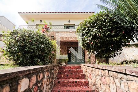 Casa à venda com 250m², 3 quartos e 6 vagas Casa à venda com 250m², 3 quartos e 6 vagasÁrea Externa