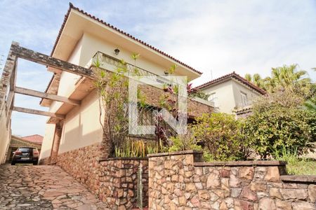 Casa à venda com 250m², 3 quartos e 6 vagas Casa à venda com 250m², 3 quartos e 6 vagasÁrea Externa